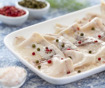 Zwaardviscarpaccio met groene en roze peper