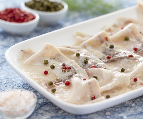 Zwaardviscarpaccio met groene en roze peper