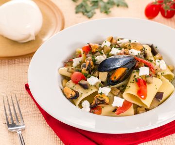 Paccheri met aubergine, mosselen en buffelmozzarella