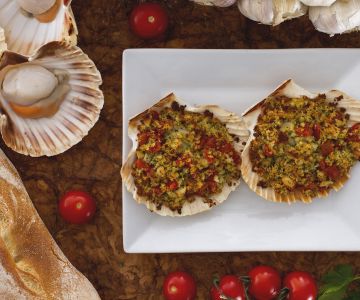 Gegratineerde Sint-Jakobsschelpen op Provençaalse wijze