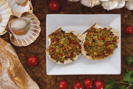 Gegratineerde Sint-Jakobsschelpen op Provençaalse wijze