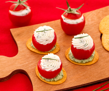 Spianatine met gevuld tomaatje, kaas en rucola