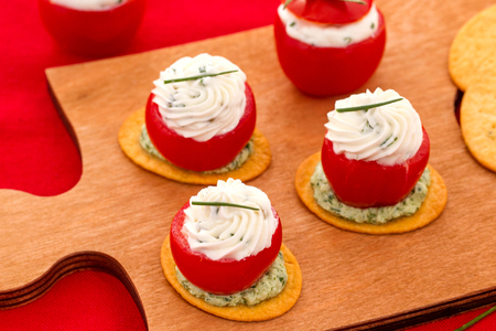 Spianatine met gevuld tomaatje, kaas en rucola