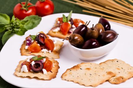 Olijvengebakjes met tomaat en fetakruimels