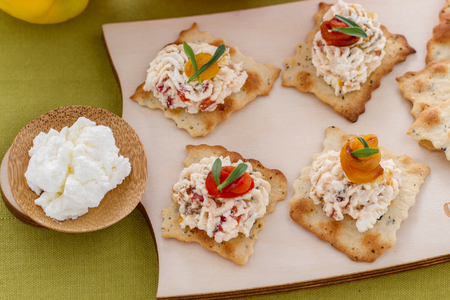 Olijvenblaadjes met ricotta en gegrilde paprika