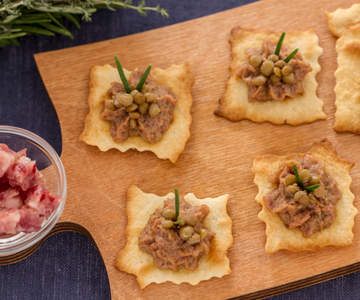 Bladerdeeg met linzencrème en cotechino