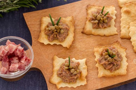 Bladerdeeg met linzencrème en cotechino