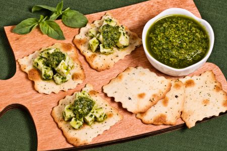 Bladerdeeg met olijven en groene kip salade