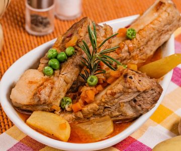 Spareribs met doperwten en aardappelen
