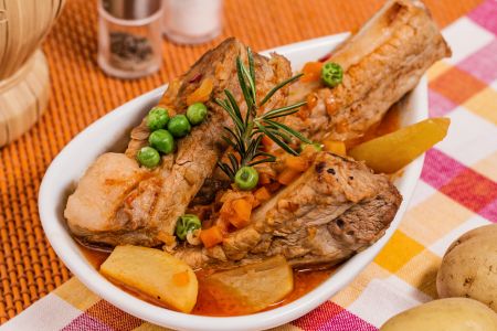 Spareribs met doperwten en aardappelen