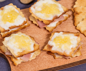 Croque monsieur fingerfood met klassieke bladerdeeg