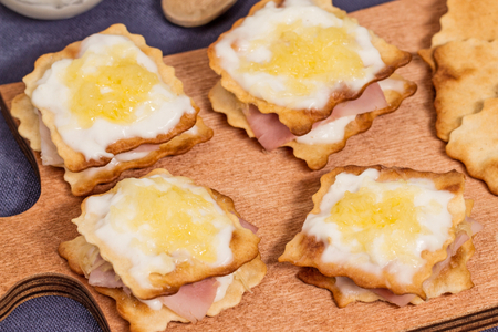 Croque monsieur fingerfood met klassieke bladerdeeg