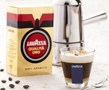 Koffie met sinaasappel en romige melkschuim