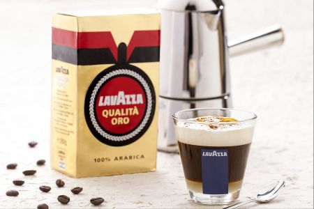 Koffie met sinaasappel en romige melkschuim