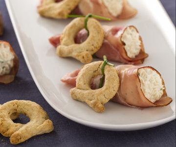 Spek pakketjes gevuld met robiola en torcelli