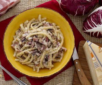 Scialatielli met radicchio en Montasio-fondue