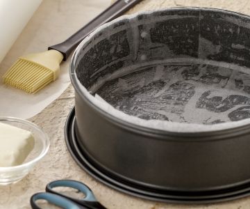 Hoe een cakeblik met bakpapier bekleden