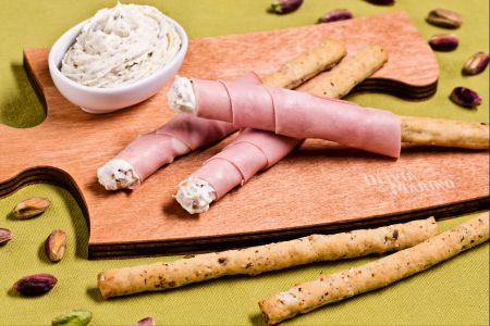 Gevulde stengels met olijven en mortadella omhuld in roomkaas