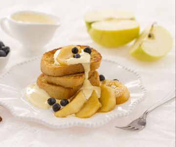 Verloren brood met gekarameliseerde appels