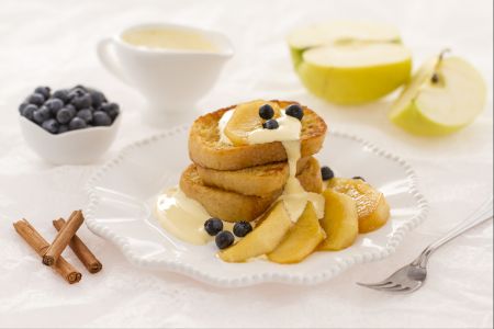 Verloren brood met gekarameliseerde appels