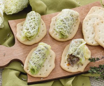 Gehakte koolrolletjes op platbrood