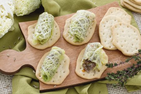 Gehakte koolrolletjes op platbrood