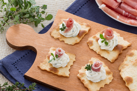 Roosjes van rauwe ham op klassieke bladerdeeg