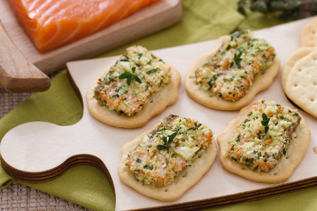 Knapperige zalm op knapperige broden