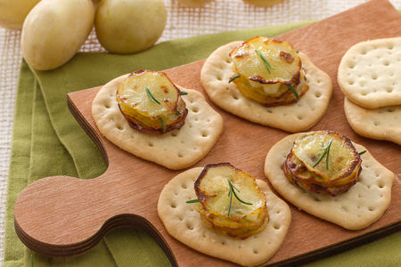 Aardappeltaartjes op platbrood