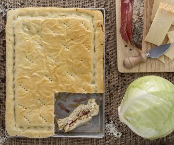 Gevulde focaccia met kool en spek