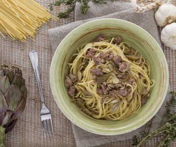 Spaghetti met witte ragù en artisjokken