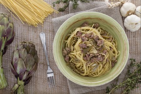 Spaghetti met witte ragù en artisjokken