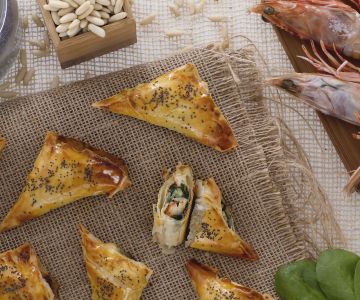 Filodeegbroodjes met garnalen en spinazie