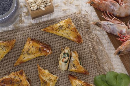 Filodeegbroodjes met garnalen en spinazie
