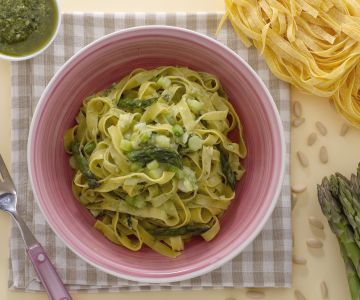 Tagliatelle met asperges en pesto