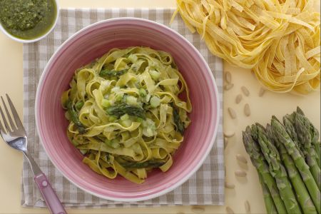 Tagliatelle met asperges en pesto