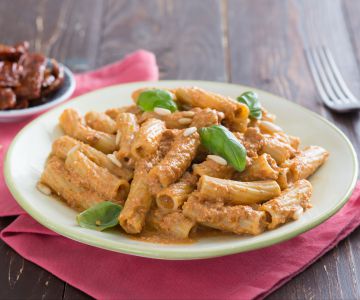 Rigatoni met zongedroogde-tomaatpesto