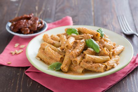 Rigatoni met zongedroogde-tomaatpesto
