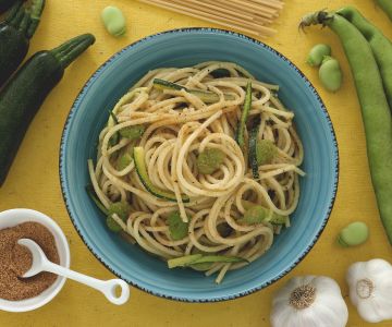 Pasta met tuinbonen, courgette en bottarga