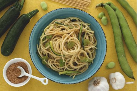 Pasta met tuinbonen, courgette en bottarga