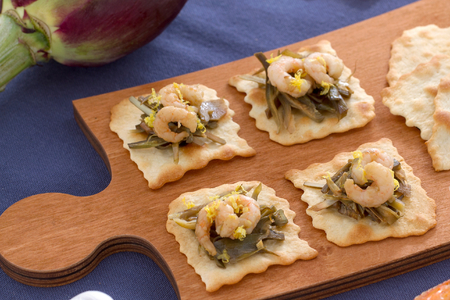 Klassiek bladerdeeg met artisjokken en garnalen