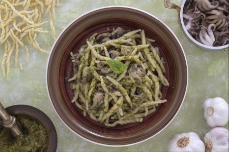 Pasta met kleine inktvisjes en pesto