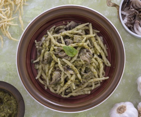 Pasta met kleine inktvisjes en pesto