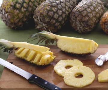 Hoe een ananas schoonmaken en snijden