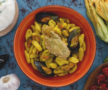 Cavatelli met courgettebloemen, mosselen en saffraan