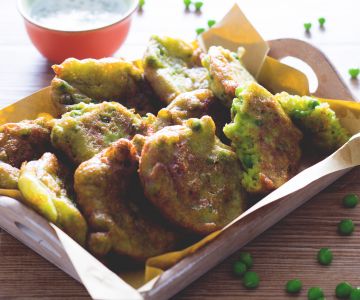 Doperwt Beignets met Yoghurt Saus