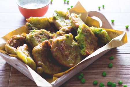 Doperwt Beignets met Yoghurt Saus