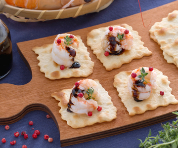 Klassieke bladerdeeg met gebakken scampi's in balsamico