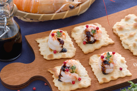 Klassieke bladerdeeg met gebakken scampi's in balsamico