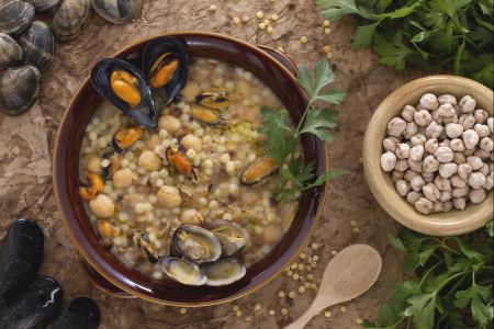 Fregola met mosselen, venusschelpen en kikkererwten